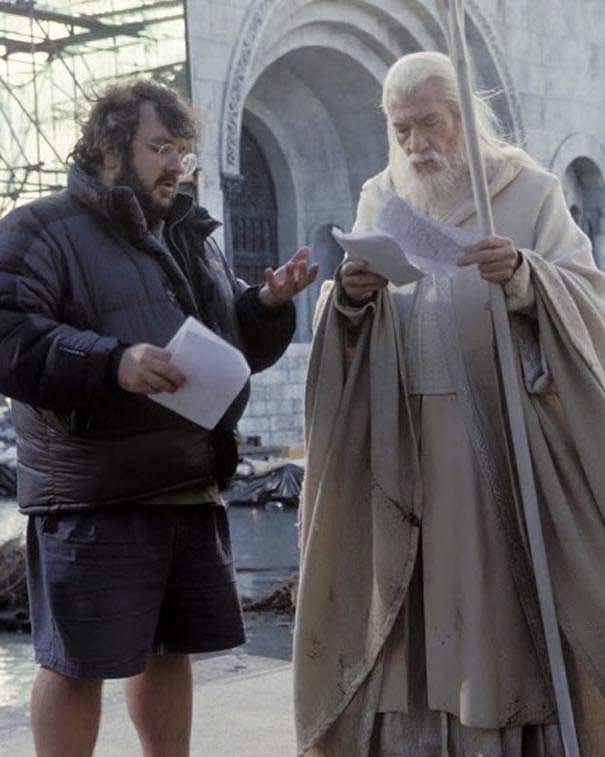 605x757, 47 Kb / Гендальф, Питер Джексон, Peter Jackson, посох, властелин колец, очки, шорты, куртка, режисер