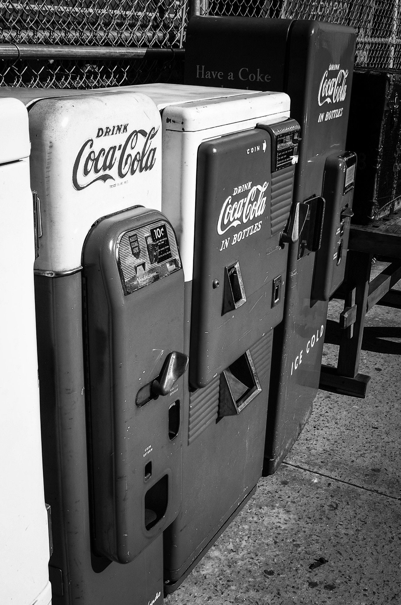 1358x2048, 479 Kb / ч/б, венд, торговый автомат, кока-кола, coca-cola, сетка, рабица