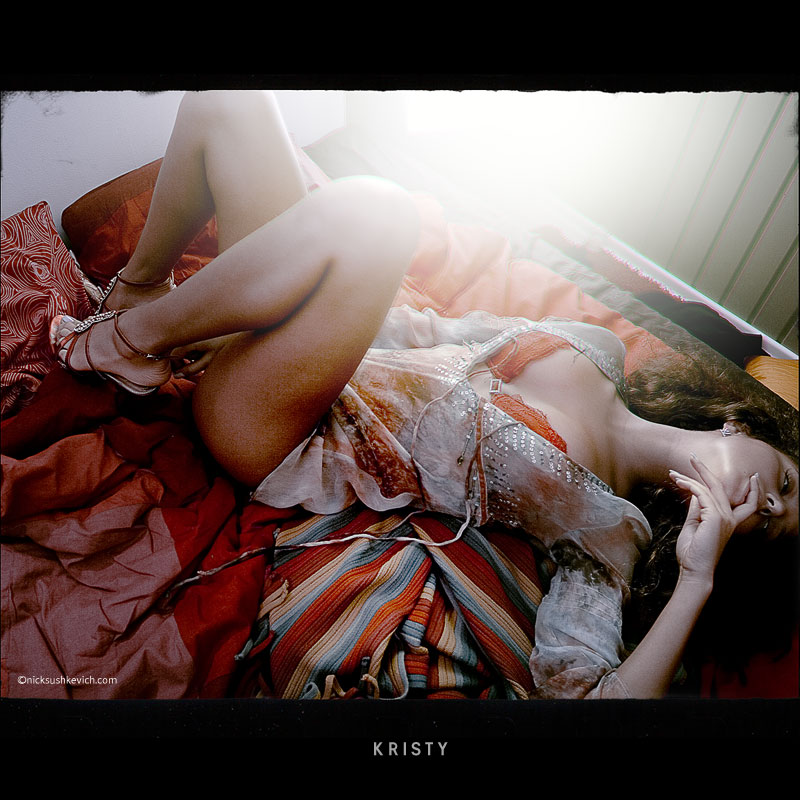 800x800, 141 Kb / девушка, кровать, Кристи