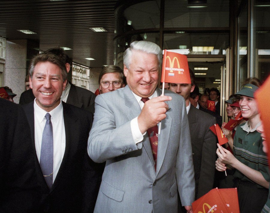 900x710, 130 Kb / Макдональдс, Ельцин