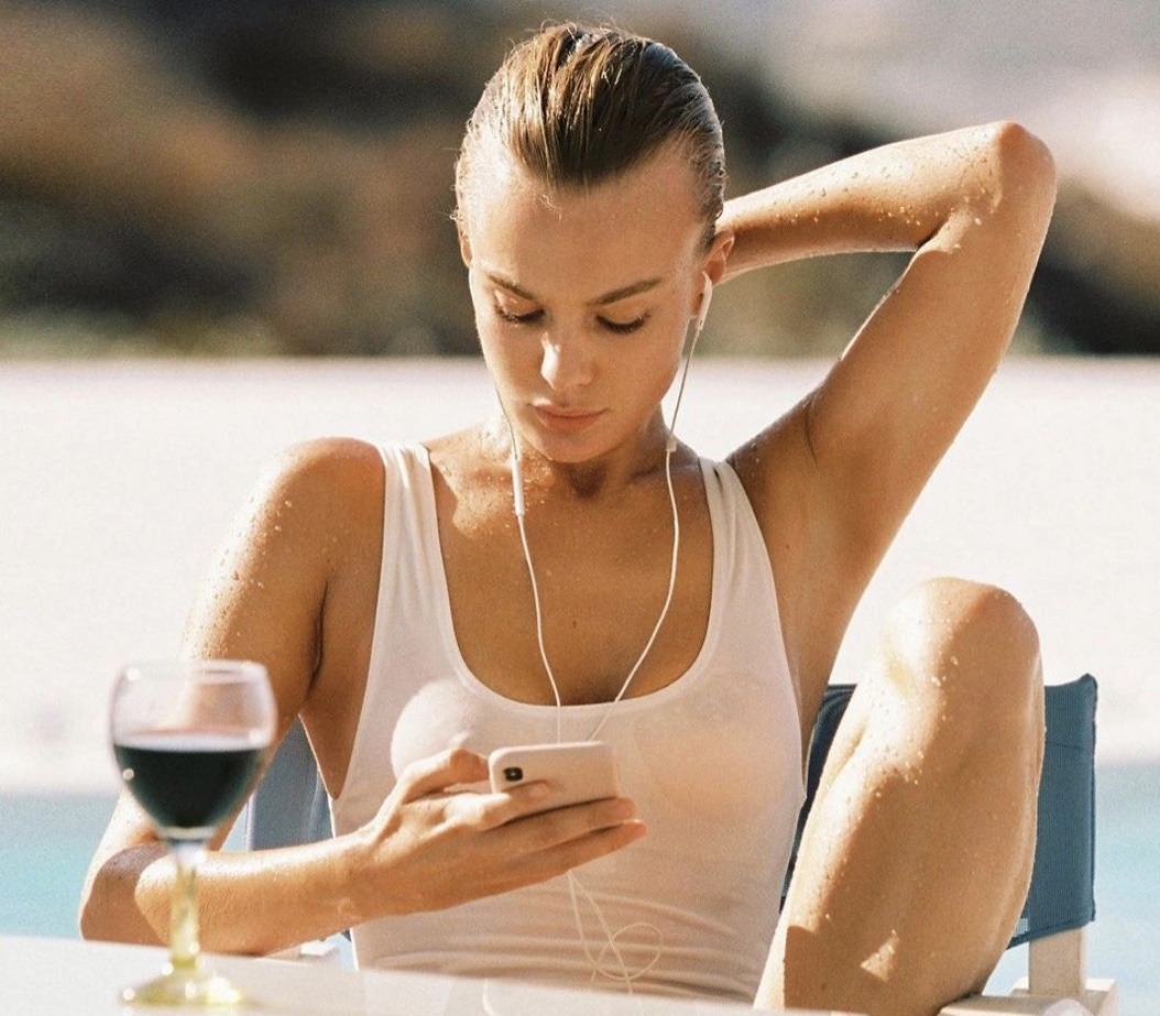 1054x923, 216 Kb / бокал, вино, наушники, мокрая, майка