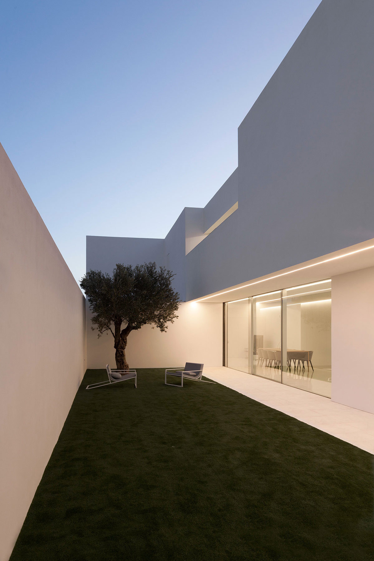 1200x1800, 267 Kb / двор, сад, трава, дерево, архитектура, дизайн, кресло, бонсай