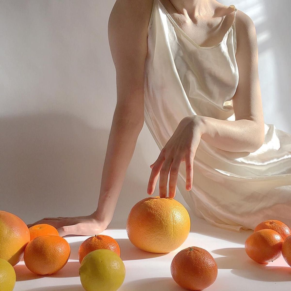 1200x1200, 135 Kb / женщина, сорочка, апельсины