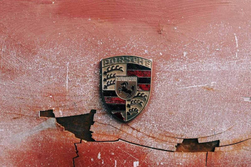 800x534, 280 Kb / Логотип, шильдик, порше, штутгарт, трещины