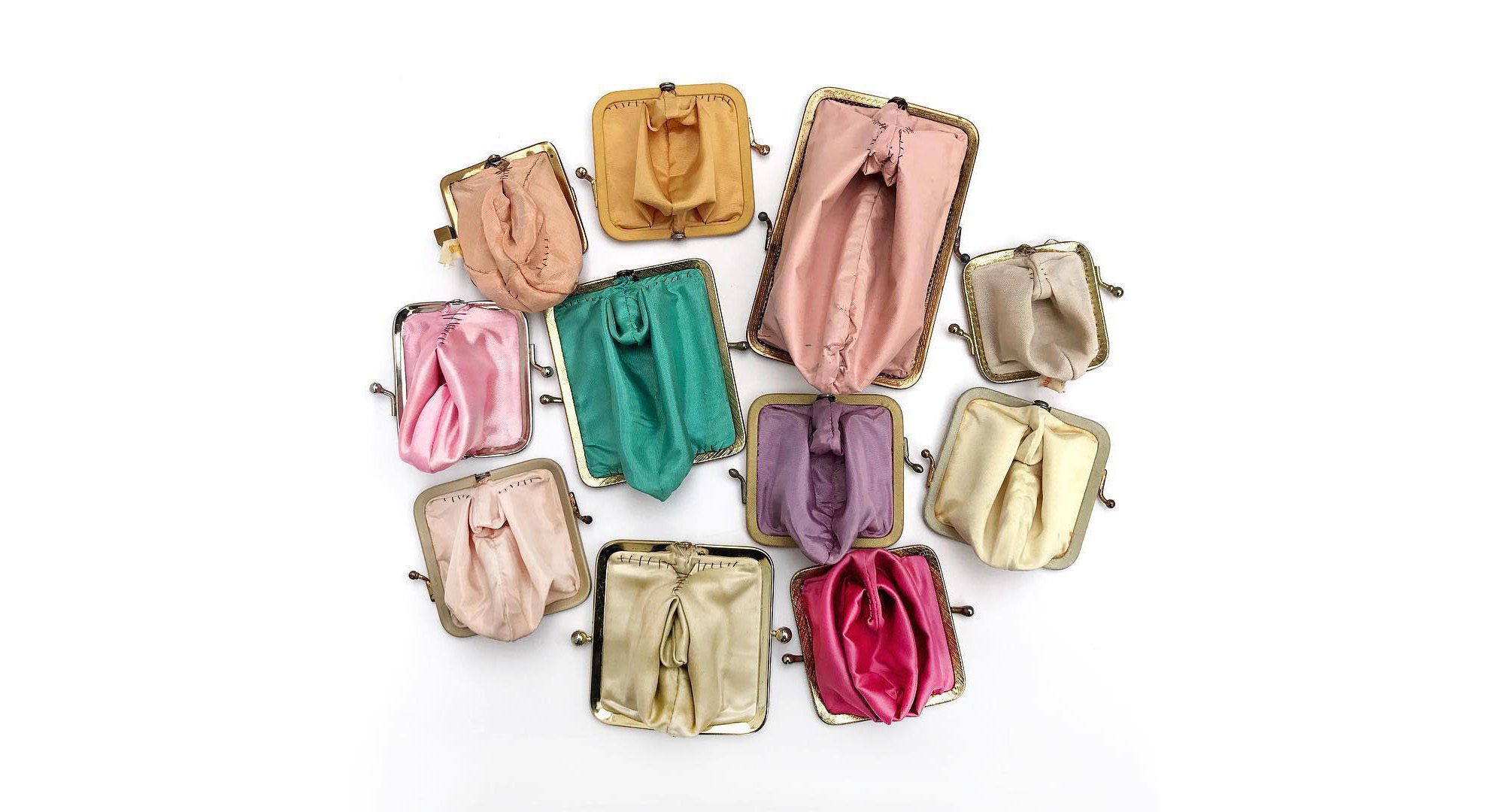 2000x1080, 279 Kb / кошельки, гениталии, инсталляция