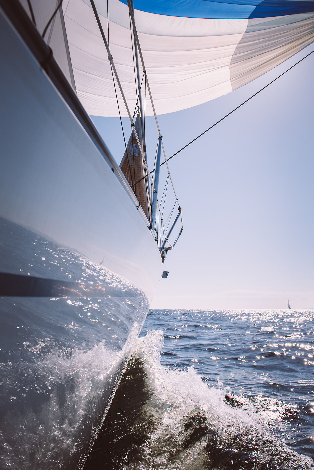 1280x1918, 433 Kb / яхта, парус, борт, отражение