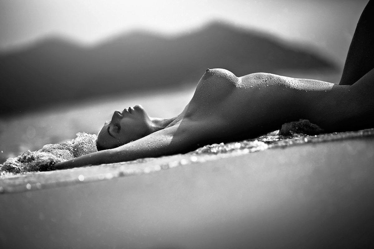 1200x800, 118 Kb / голая, песок, ч/б