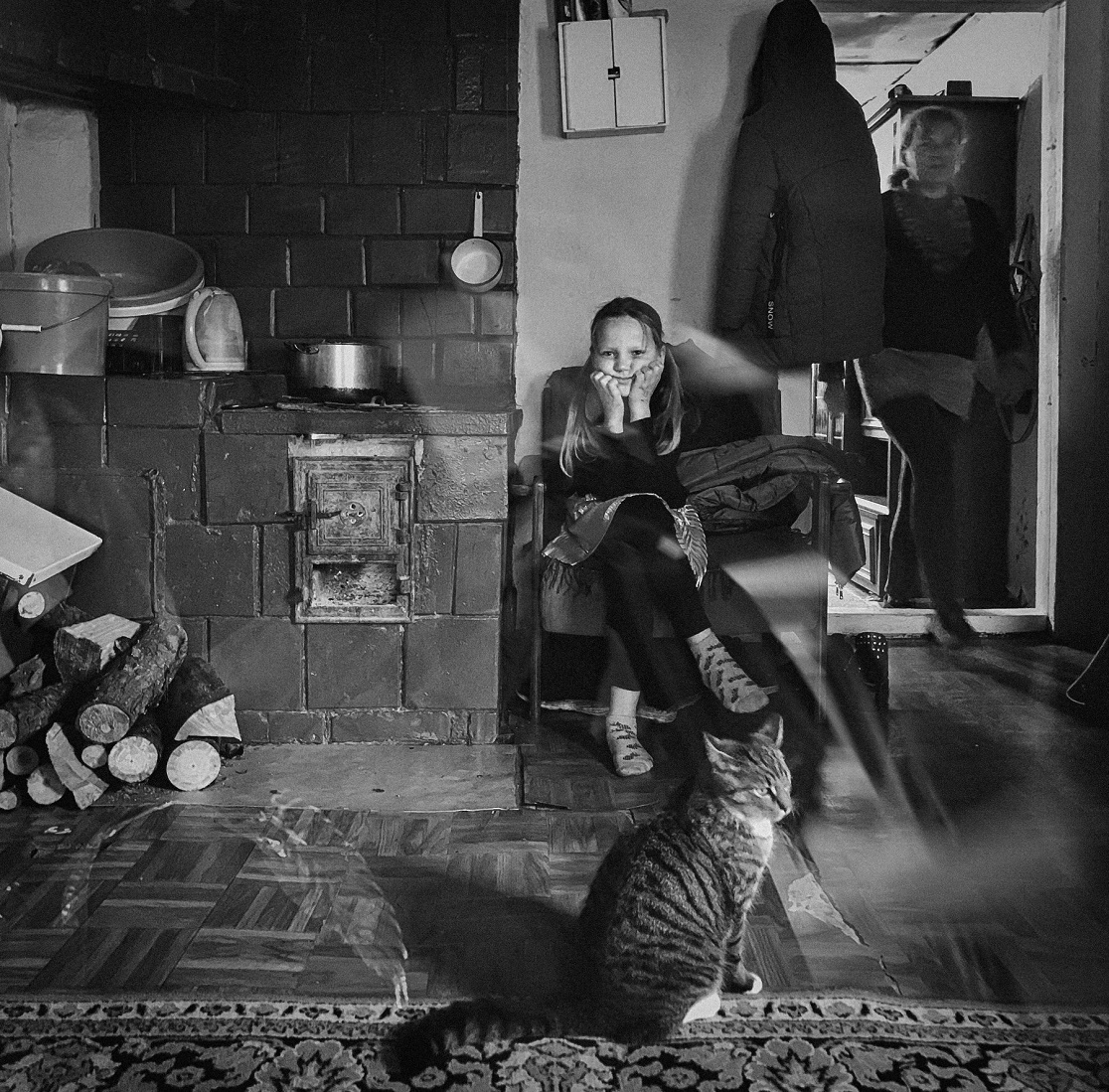1116x1099, 595 Kb / девочка, кот, кошка, печка, дрова, ковшик, ч/б