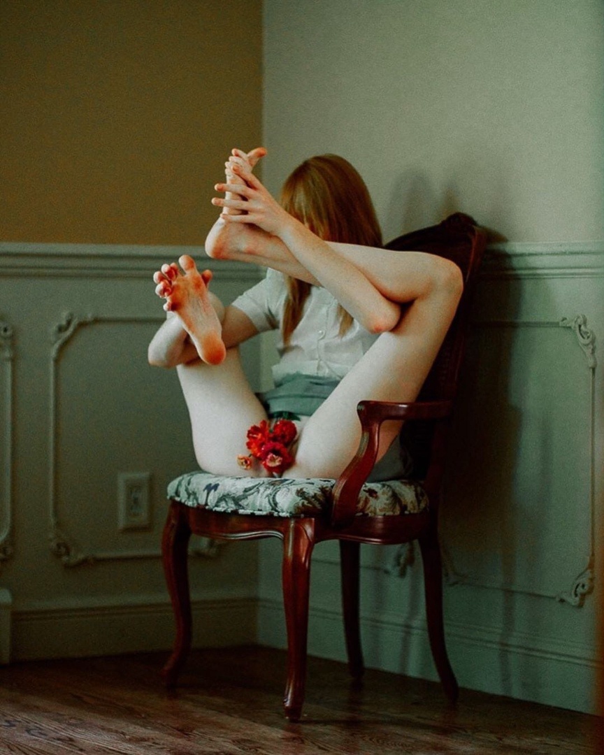 864x1080, 256 Kb / стул, цветы, букет, Святослав Гиндлер, рыжая