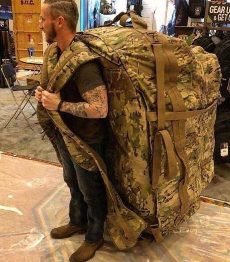 800x911, 109 Kb / мужчина, тату, рюкзак