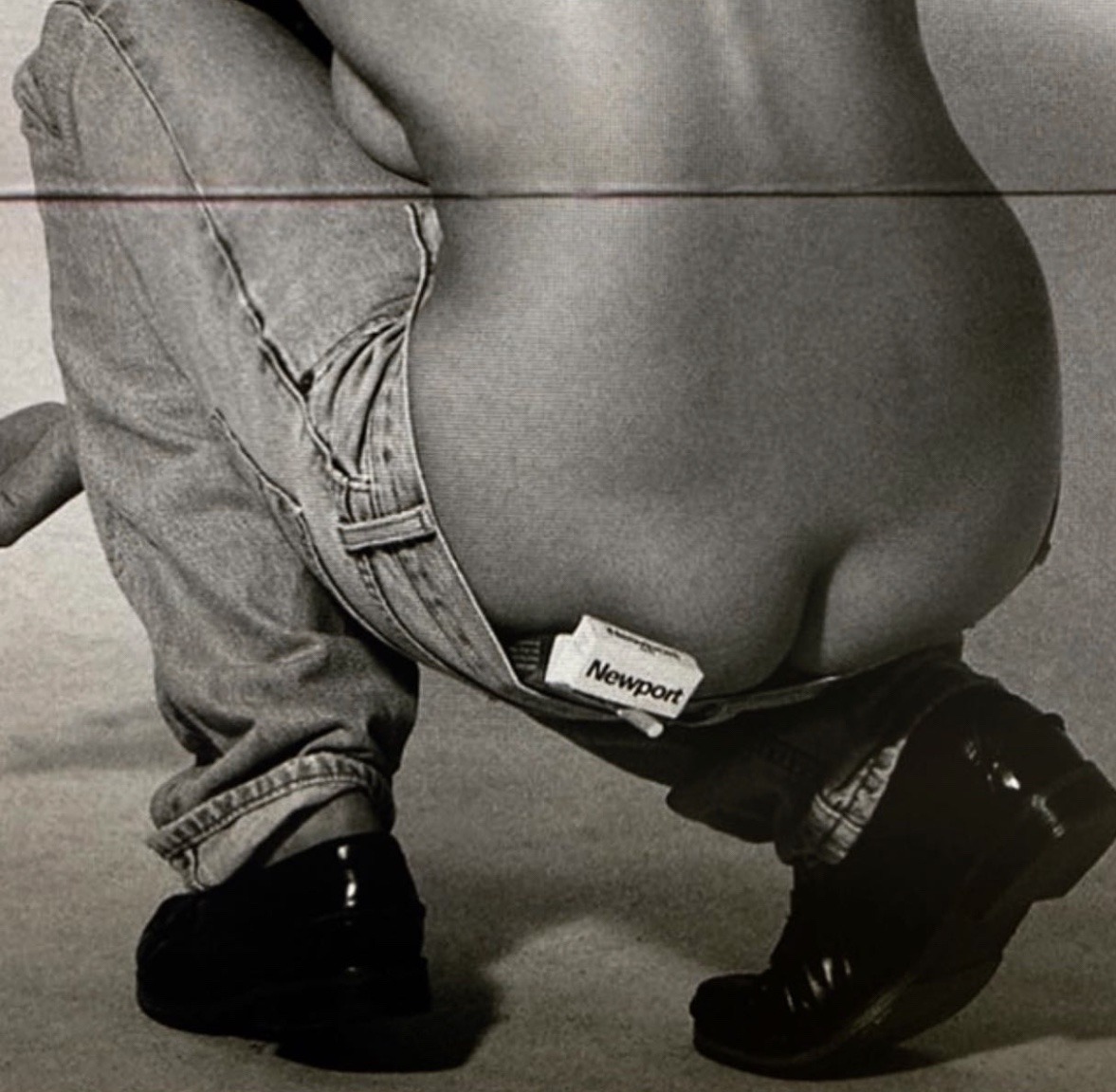 1177x1152, 238 Kb / женщина, джинсы, ботинки, сигареты, ч/б