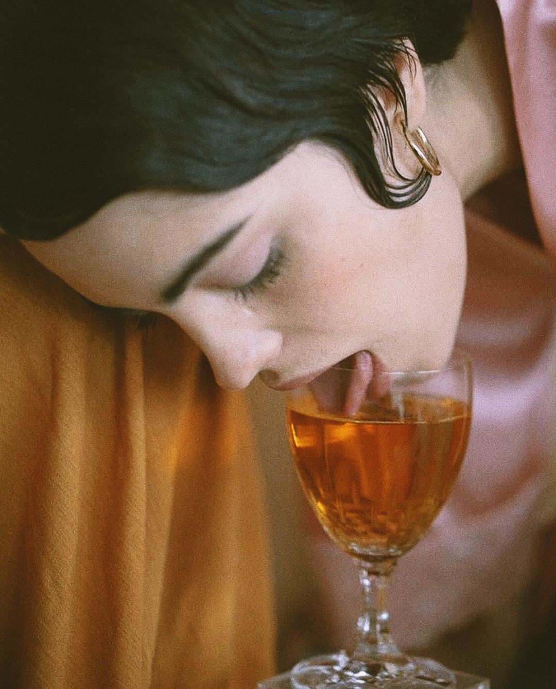 1080x1339, 244 Kb / женщина, язык, серьга, бокал, напиток