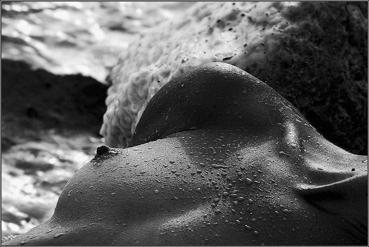 734x491, 92 Kb / Вода, плечо,  брызги, волна, ч/б