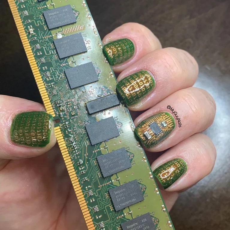 768x768, 117 Kb / маникюр, память, чип