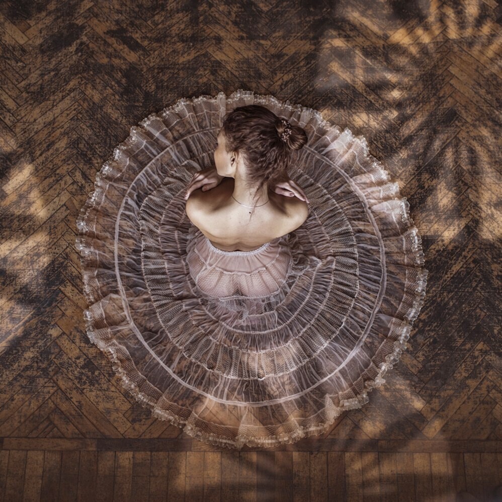 998x998, 283 Kb / женщина, юбка, прозрачное, паркет, David Dubnitskiy, Давид Дубницкий