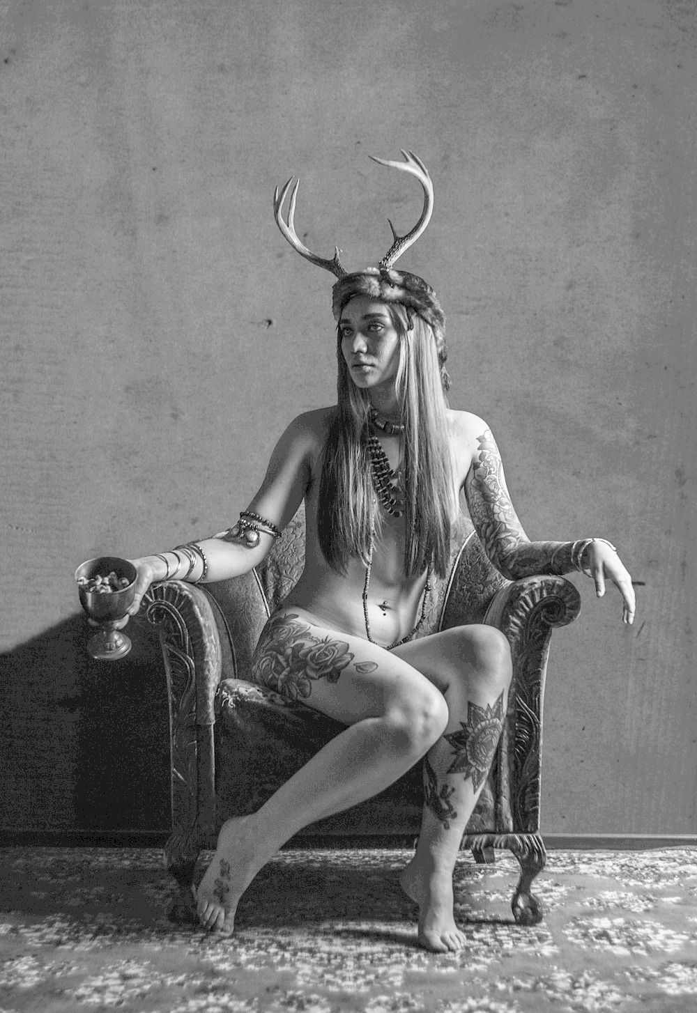 1000x1454, 227 Kb / женщина, тату, рога, украшения, чаша, стул, ч/б