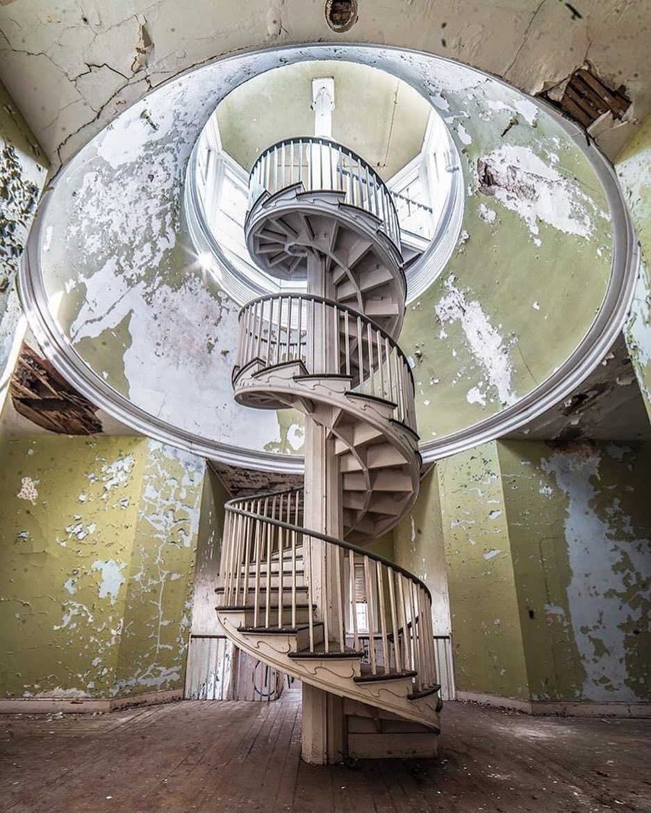 937x1170, 218 Kb / дом, винтовая лестница, заброшка