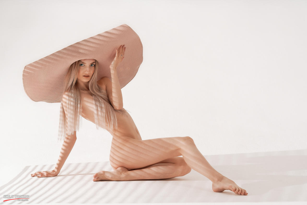 1280x854, 71 Kb / голая, шляпа, блондинка