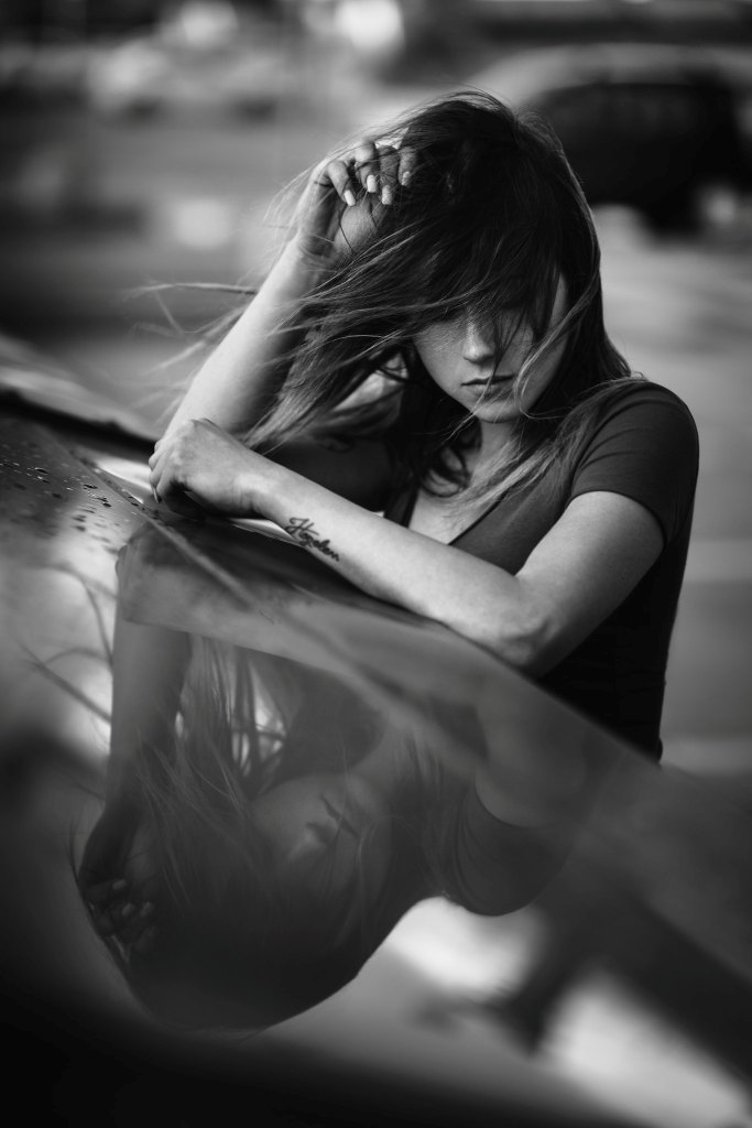 683x1024, 82 Kb / отражение, лицо, руки, тату, ч/б, Luca Foscili