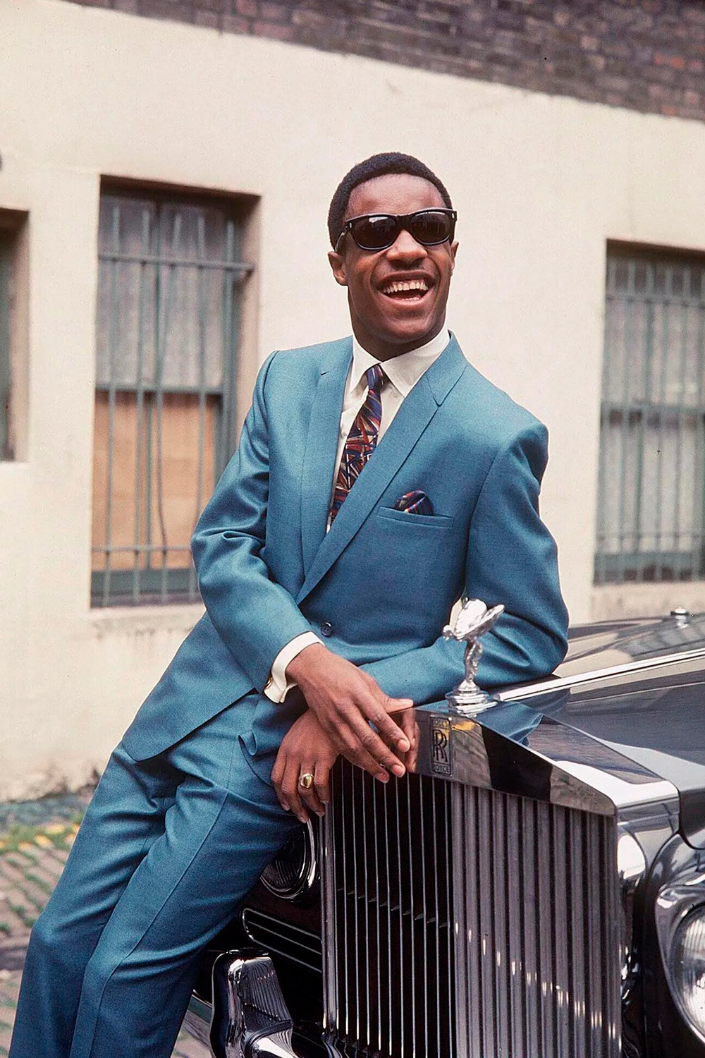 1000x1500, 602 Kb / Stevie Wonder, автомобиль, голубой, чёрный, очки