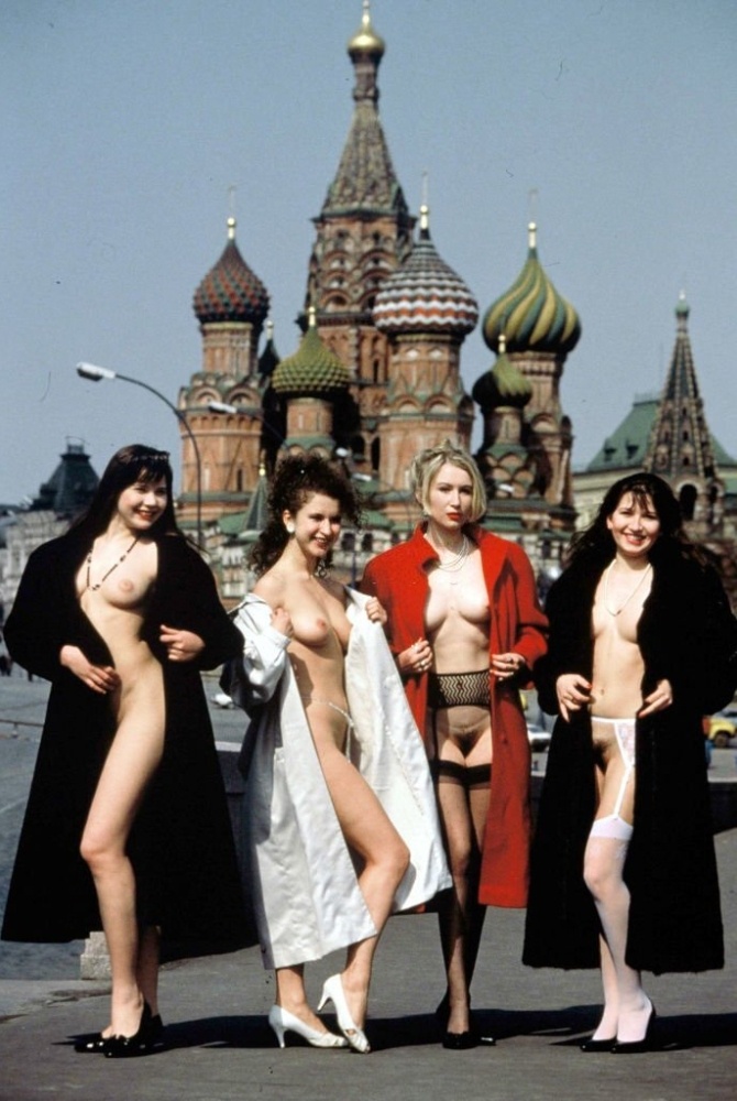 670x1000, 191 Kb / Москва, Красная площадь, чулки, пальто, стриптиз