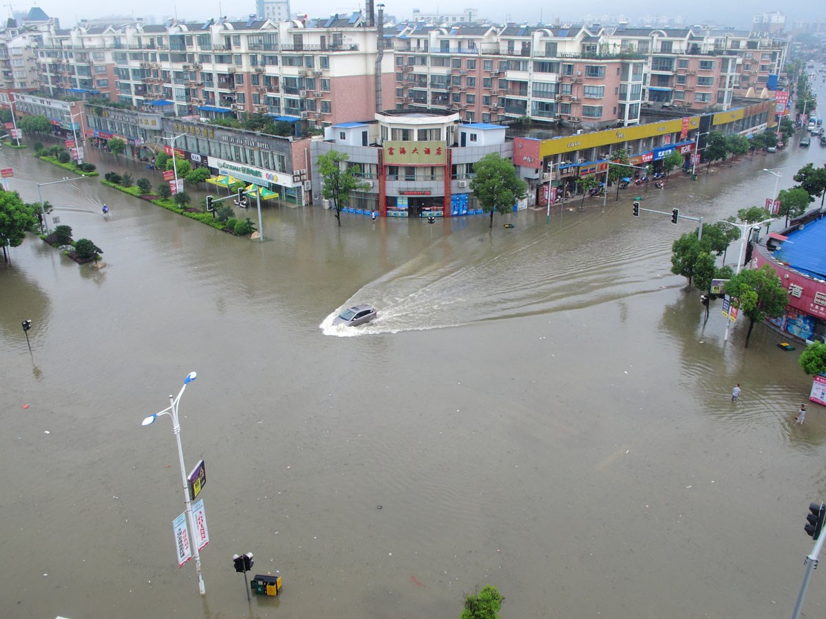 1200x900, 218 Kb / Хэнань, Китай, наводнение, машина, вода, перекрёсток