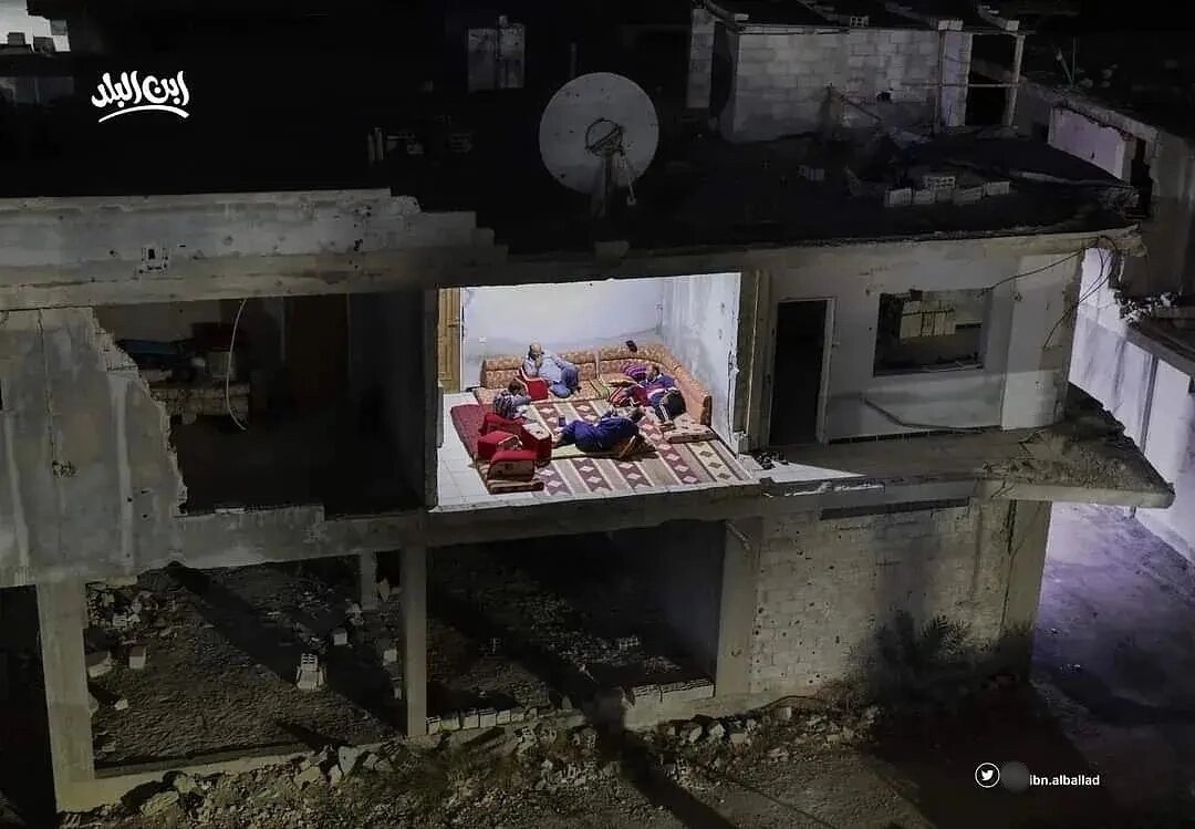 1080x749, 107 Kb / Лофт, коливинг, кресла-подушки, панорамные окна, естественная вентиляция, Алеппо, тарелка, антенна, диван