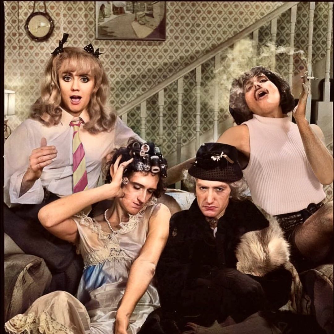 1080x1080, 174 Kb / часы, перила, девченки, сигарета, дым, шляпка, бигуди, сорочка, Квин, шкура, QUEEN