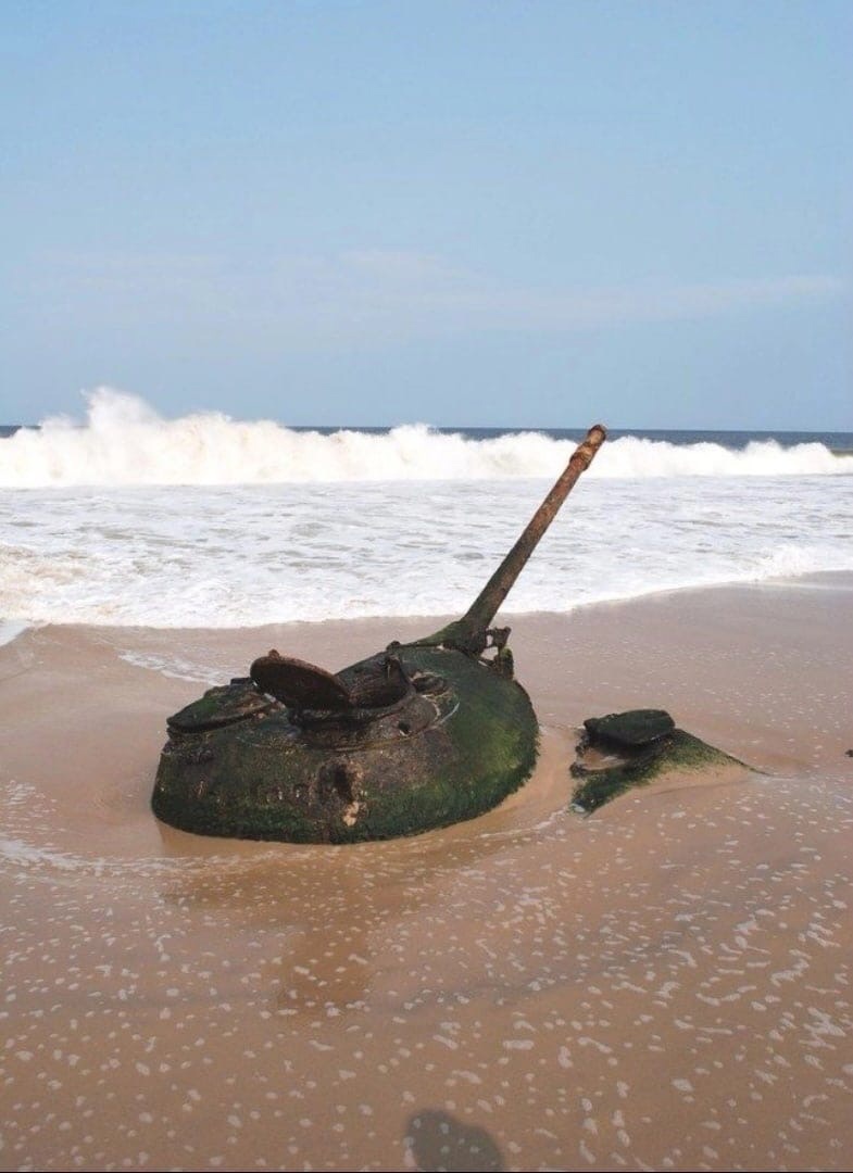 785x1080, 157 Kb / танк, башня, пляж, волна, море