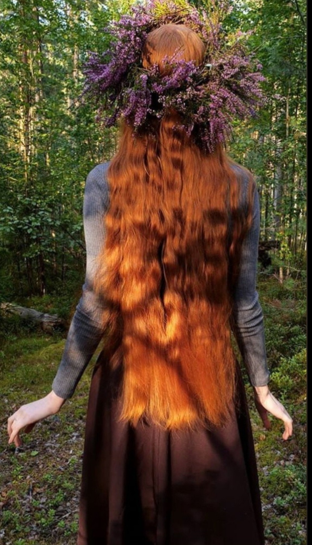 1033x1805, 421 Kb / коса, венок, платье, юбка, лес