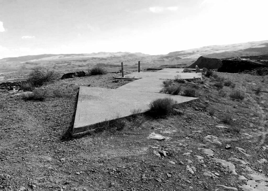 1024x730, 192 Kb / ч/б, стрелка, бетон, навигация, указатель, США