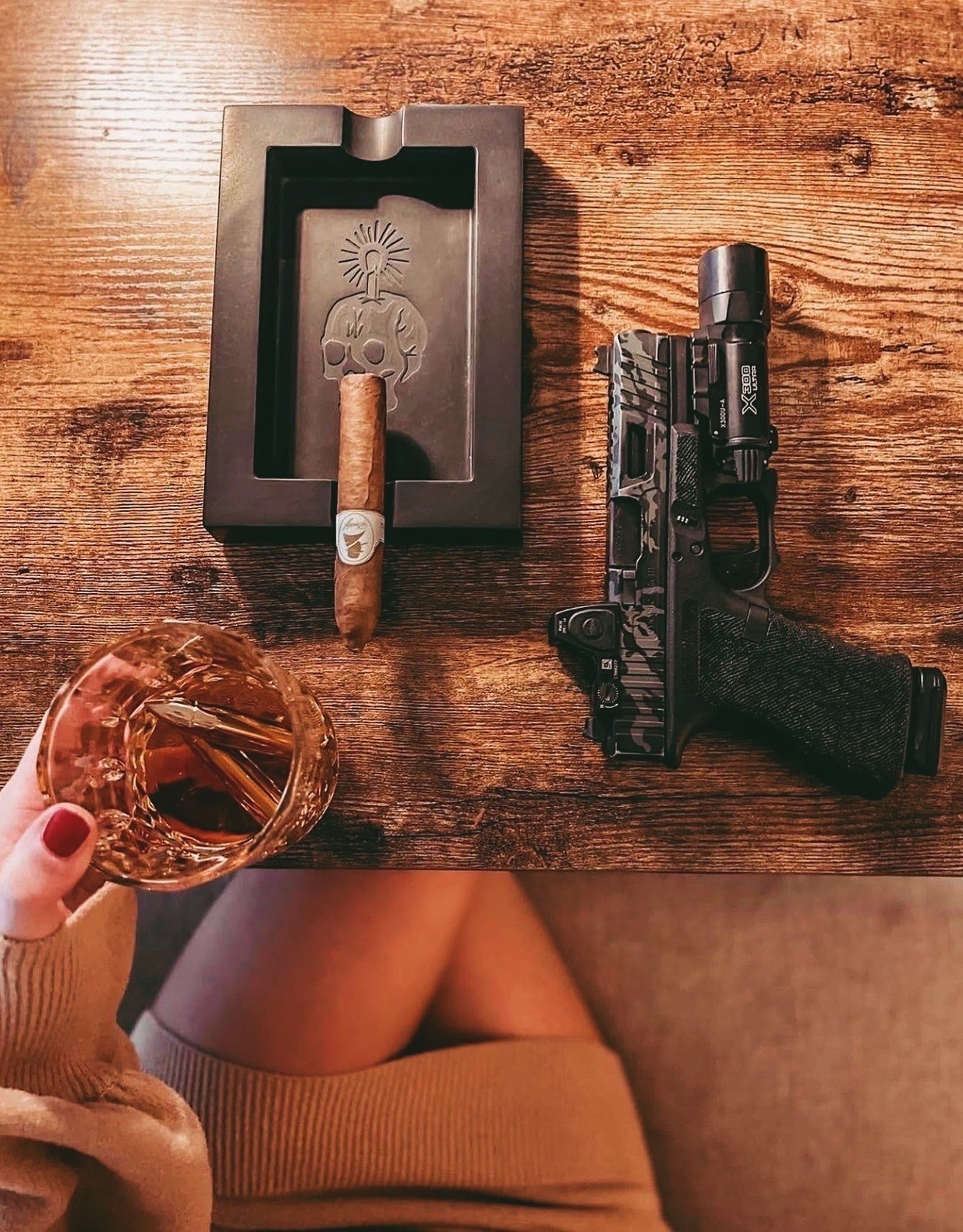 1243x1591, 563 Kb / ноги, пепельница, пистолет, сигара, стакан