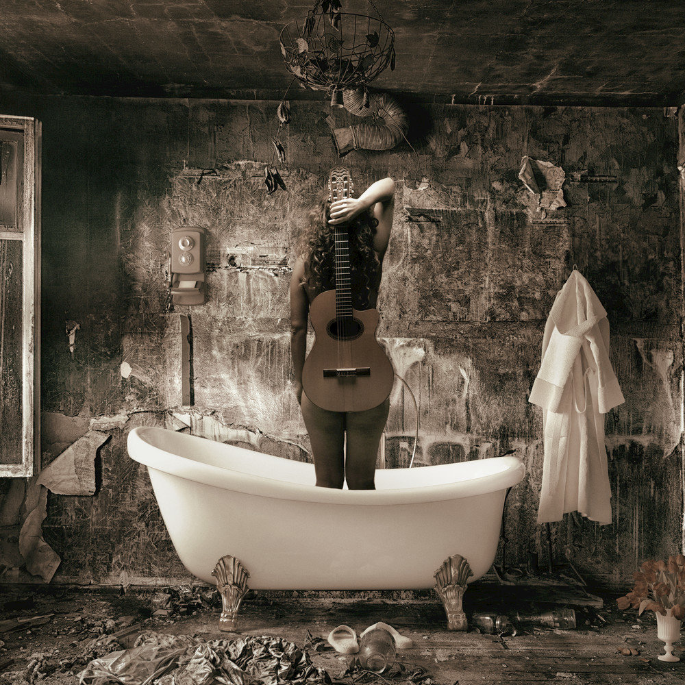 1000x1000, 364 Kb / женщина, гитара, ванна, халат, тлен, ч/б