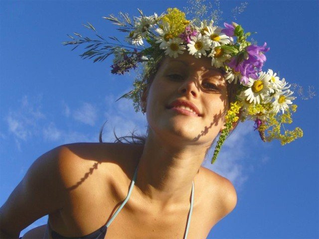 640x480, 51 Kb / девушка, венок, весна