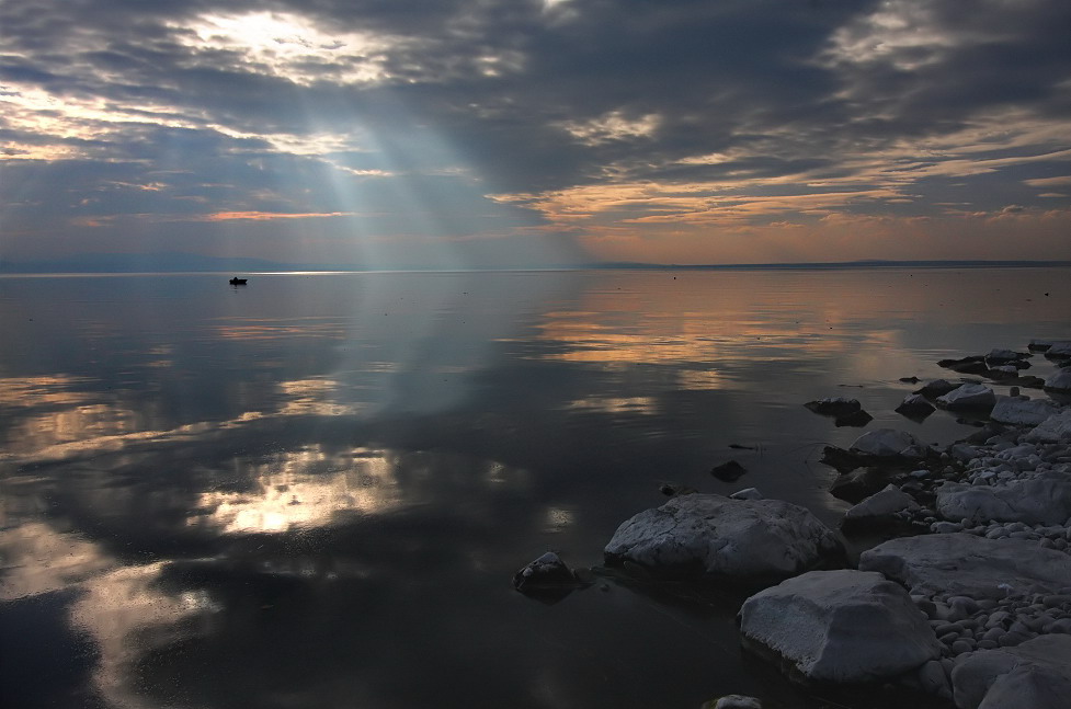 977x647, 123 Kb / озеро, лодка, облака, лучи