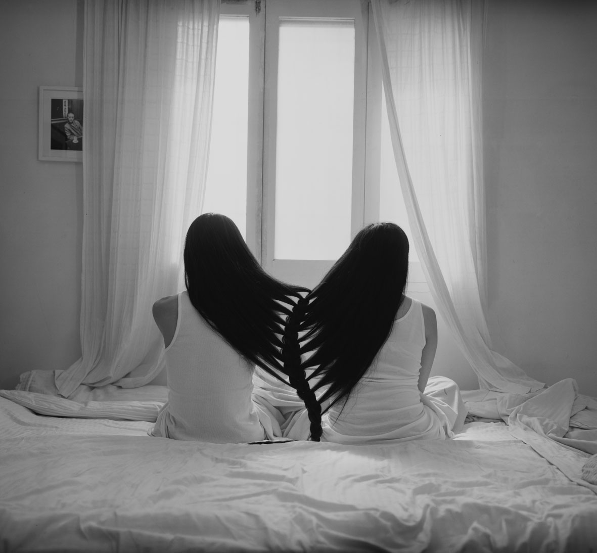 1181x1094, 142 Kb / две, женщины, окно, шторы, постель, коса, сплелись, ч/б