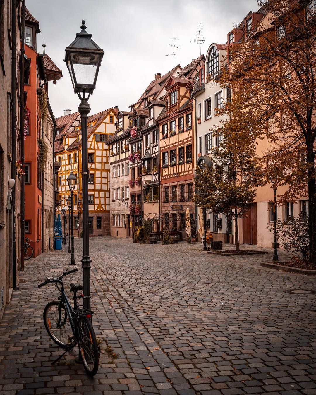 1080x1350, 374 Kb / улица, фонари, дома, здания, велосипед, Германия