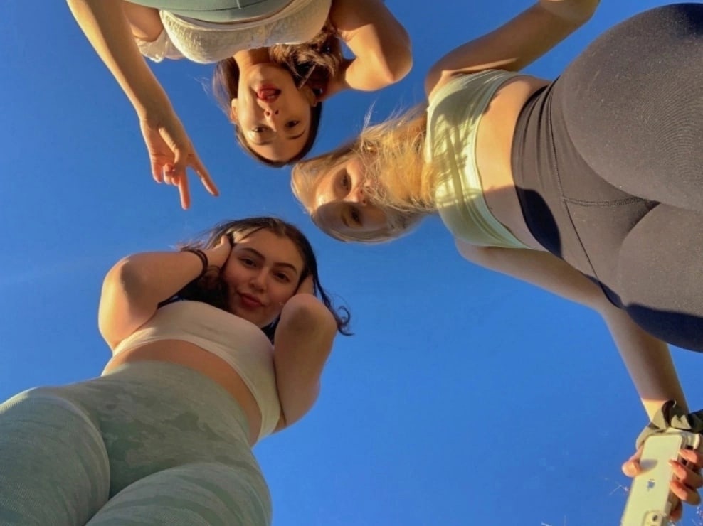 988x740, 125 Kb / девушки, ляжки, снизу, три, трое