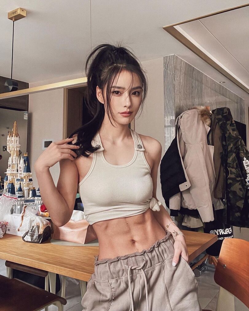 811x1013, 151 Kb / стол, замок, куртки, пресс, азиатка, Chen Nuan Yang