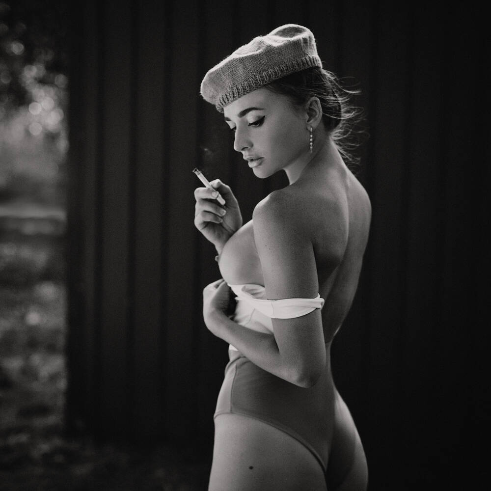 1000x1000, 60 Kb / женщина, берет, боди, сигарета, ч/б