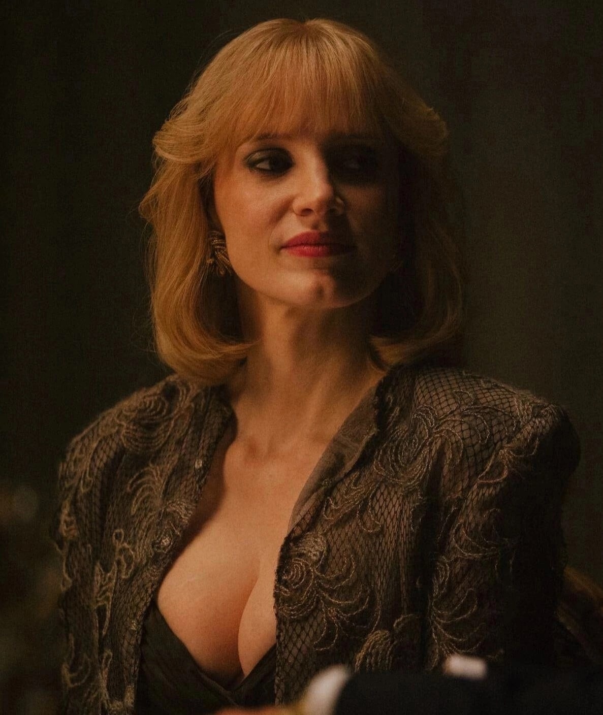 1187x1408, 341 Kb / блондинка, декольте, помада