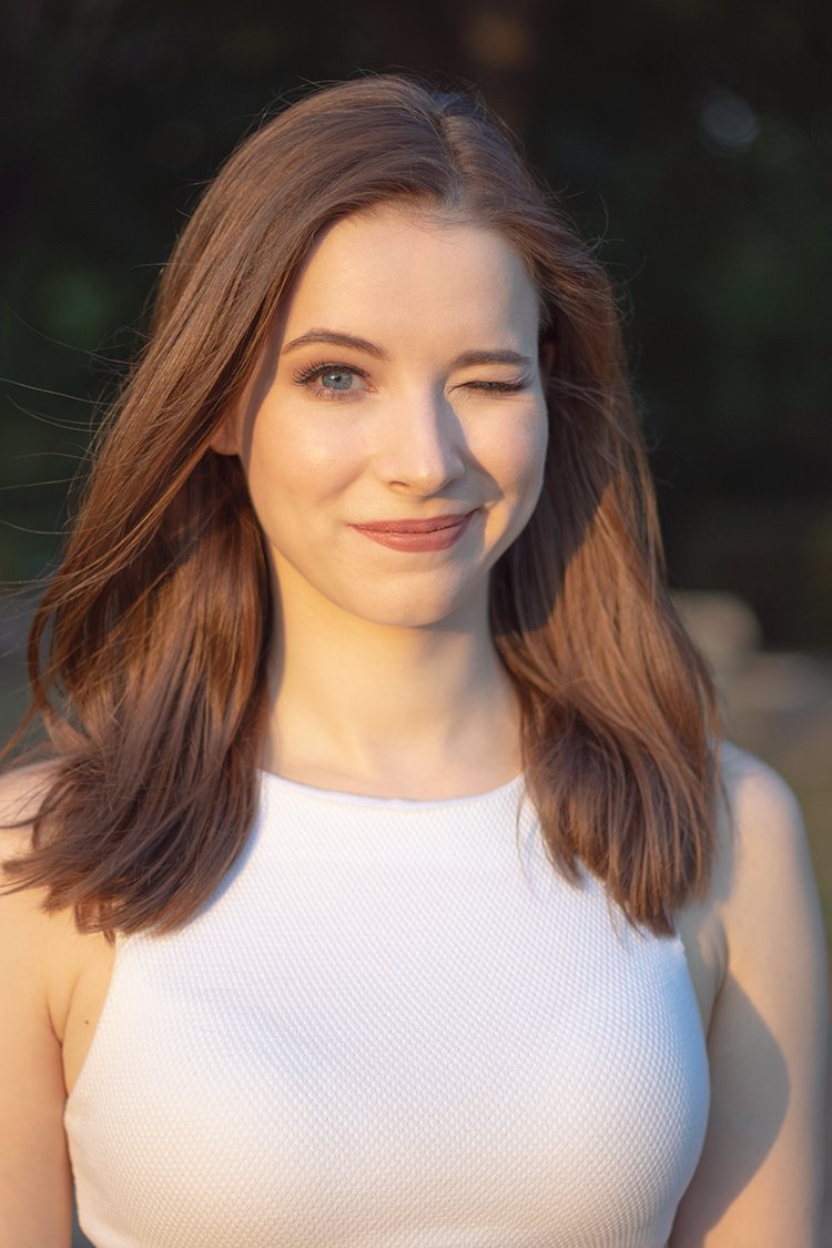 750x1125, 112 Kb / Enji Night, улыбка, подмигивание,  Анна Ридеи