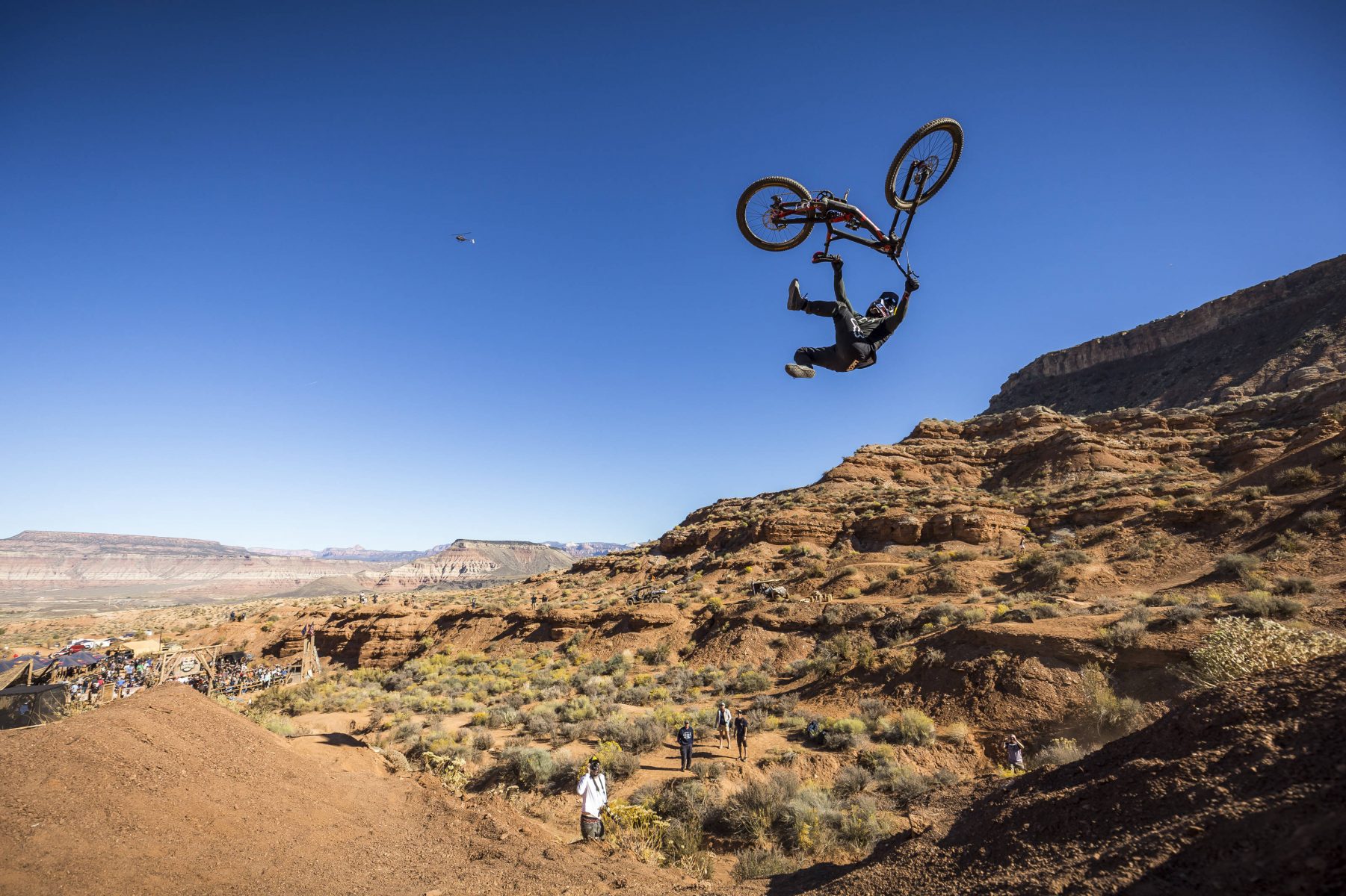 1801x1200, 373 Kb / велосипедист, велосипед, полет, прыжок, небо, долина, зеваки