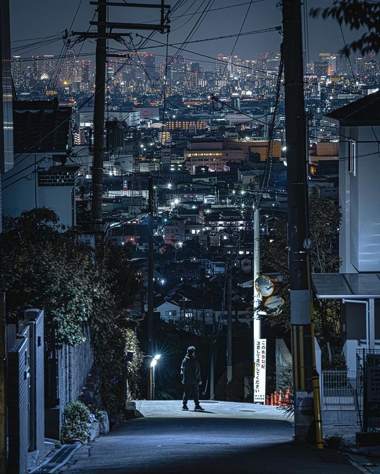 750x936, 171 Kb / Ночной вид, гора, Осака, спуск, человек, столбы, дома, свет