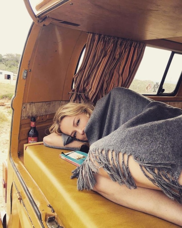 640x799, 156 Kb / автомобиль, классика, ретро, бутылка, плед, фургон, книга