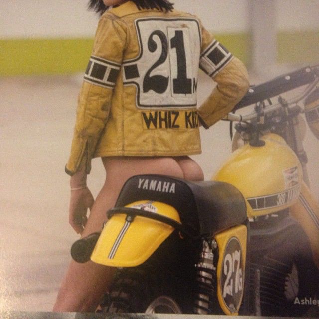 640x640, 57 Kb / мотоцикл, ретро, попа, браслет, 21, куртка, ямаха, тату, без трусов, сепия, yamaha