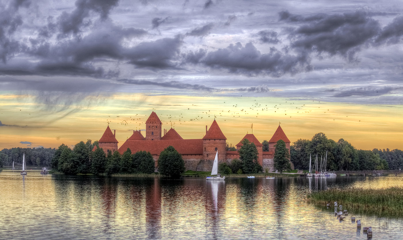 1400x835, 315 Kb / замок, Тракайский, Литва, здание, озеро, парусники, облака