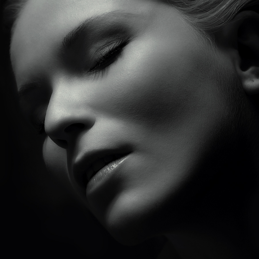 900x900, 297 Kb / лицо, ч/б