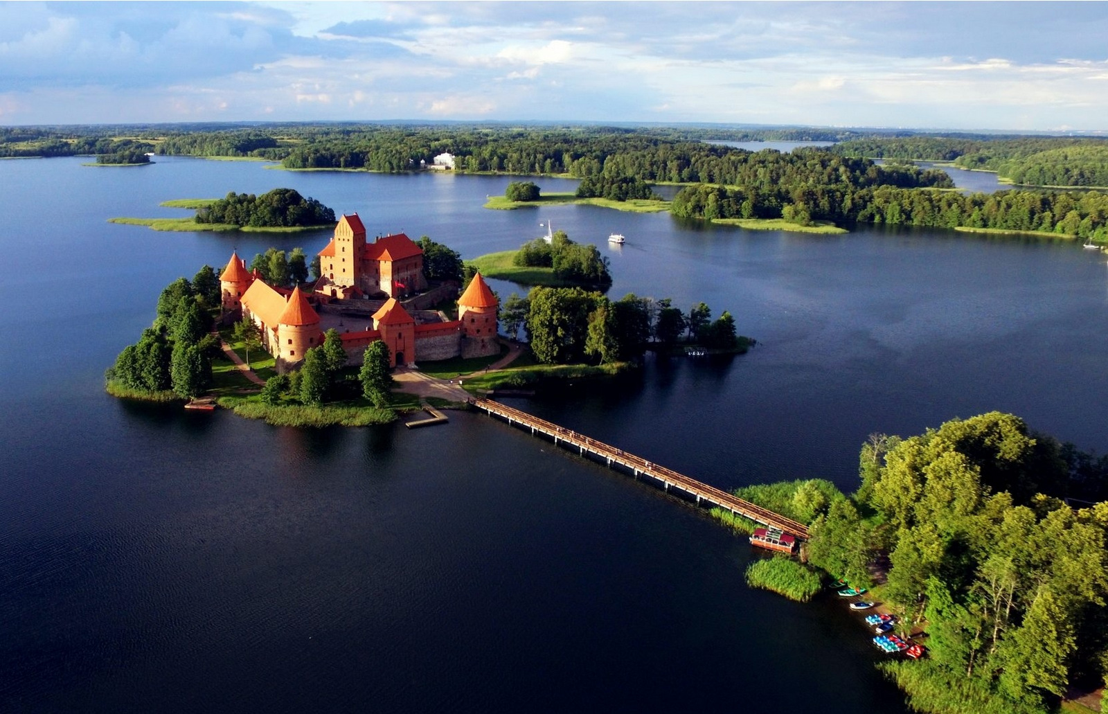 1600x1031, 546 Kb / Тракай, замок, озеро, лодки, остров, деревья
