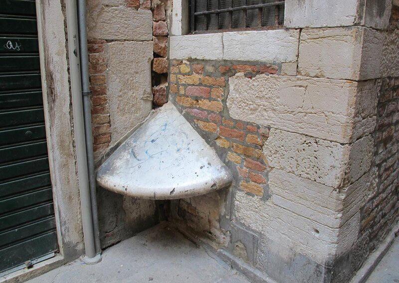 800x568, 108 Kb / Угол, козырёк, зонтик, Венеция, защита, стена, кирпич, окно, дверь